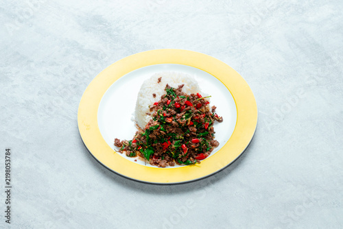 Foto Stir-Fried Minced Pork with Holy Basil served with a Fried Egg