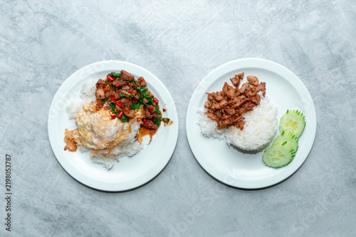 Fotografía Savory fried pork chunks served over warm jasmine rice, often accompanied by a spicy dipping sauce or cucumber slices