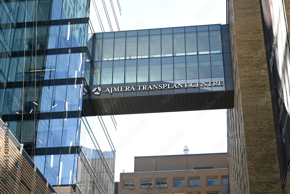 Obraz premium Toronto, ON, Canada - June 28, 2026: Ajmera Transplant Centre at Toronto General Hospital in Toronto, Ontario.