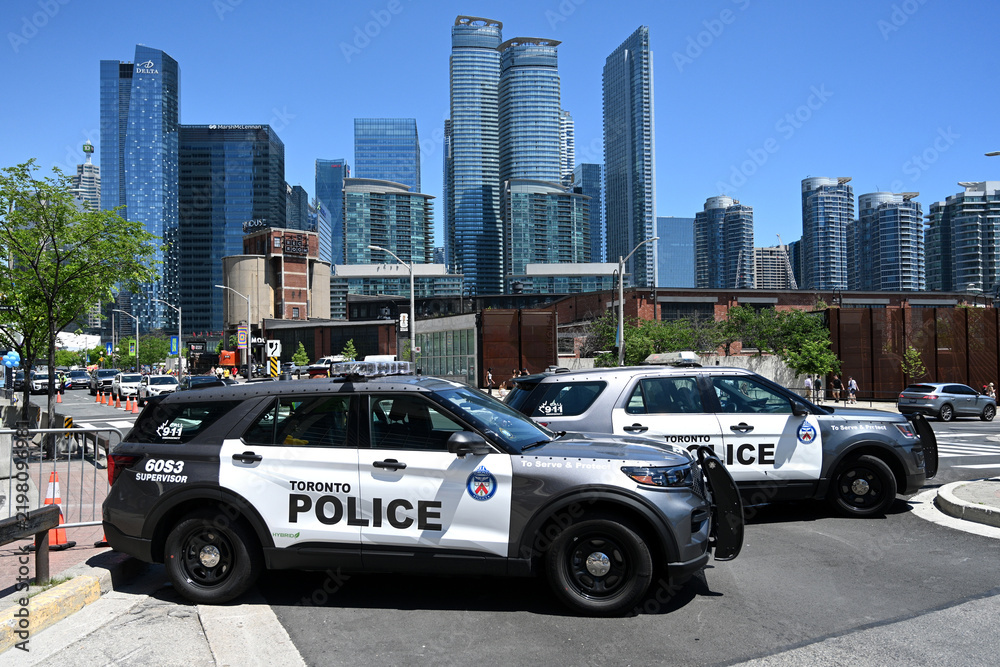 Obraz premium Toronto, ON, Canada - June 28, 2026: Police cars are blocking the road in the downtown of Toronto.