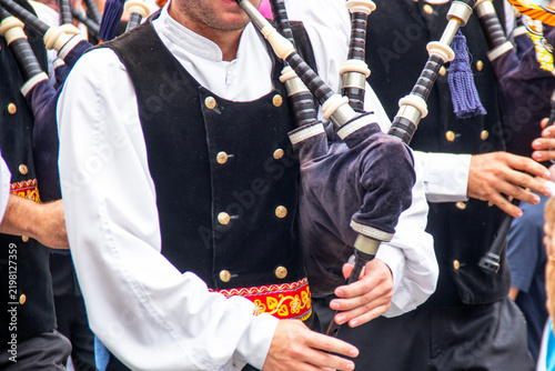 Gros plan sur un joueur de biniou breton en costume traditionnel