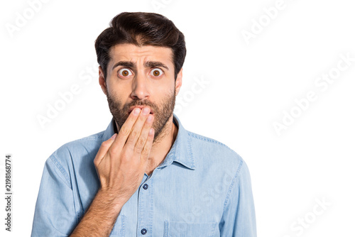 Foto Close up photo of amazing multiethnic guy watching horror movie at cinema holdin