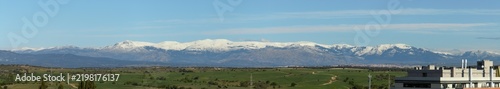 Vista de la Sierra de Guadarrama desde Fuencarral, zona norte de Madrid. Nieve en sus picos acumulada durante todo el invierno.