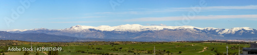 Vista de la Sierra de Guadarrama desde Fuencarral, zona norte de Madrid. Nieve en sus picos acumulada durante todo el invierno.
