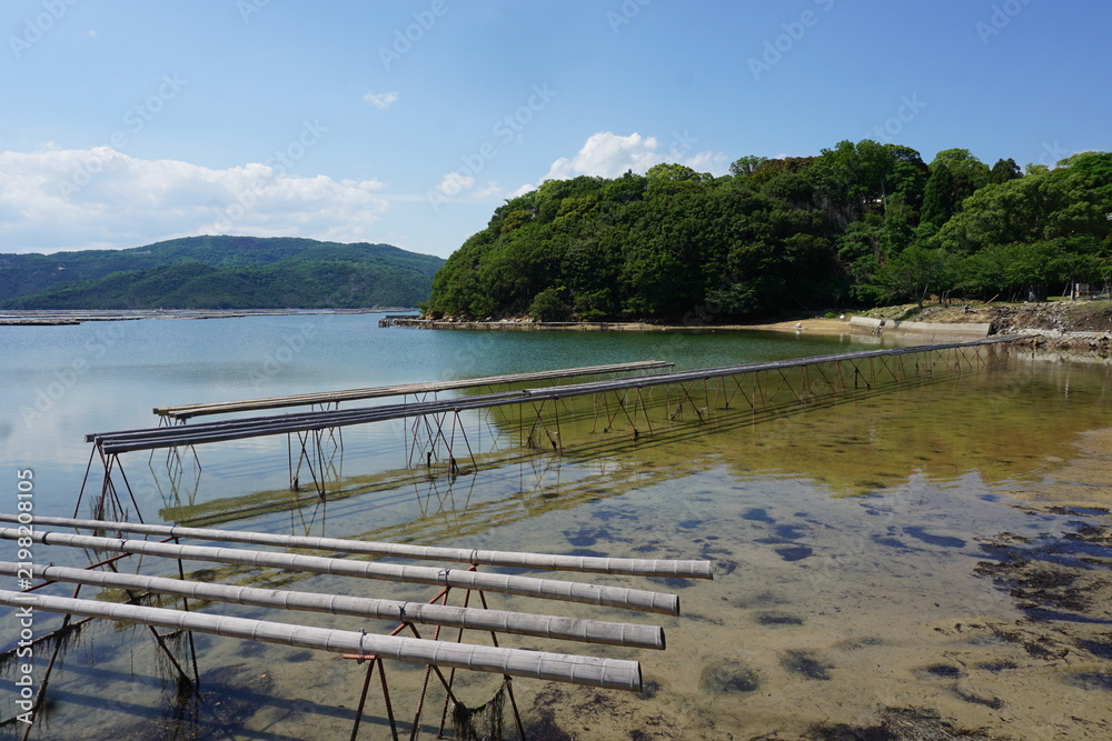 Obraz premium 2026年夏の岡山県長島の海と島にかかる桟橋の風景、横向き
