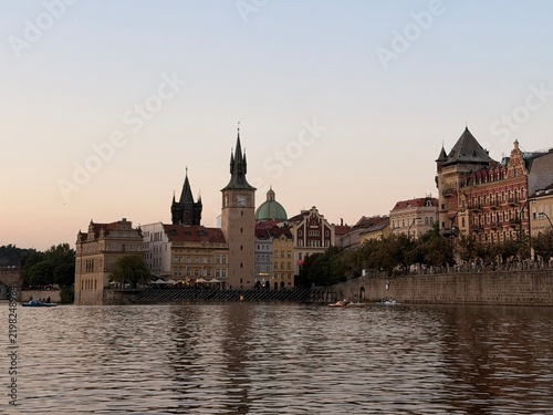 Foto Prague waterfront with historic buildings and Vltava River in Czech Republic