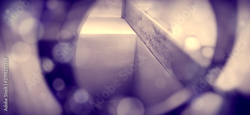 Foto The corner of the wall, crossed by a weathered wooden beam, appears like an intimate scene captured through a circular glow