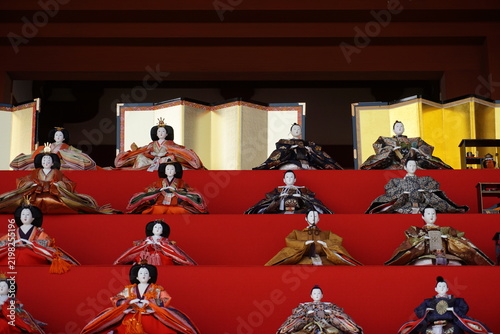 赤い雛壇を彩る豪華なひな人形飾り