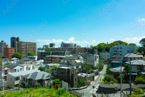 青空と豊かな緑が広がる福岡市中央区・六本松の穏やかな街並みと住宅街の風景