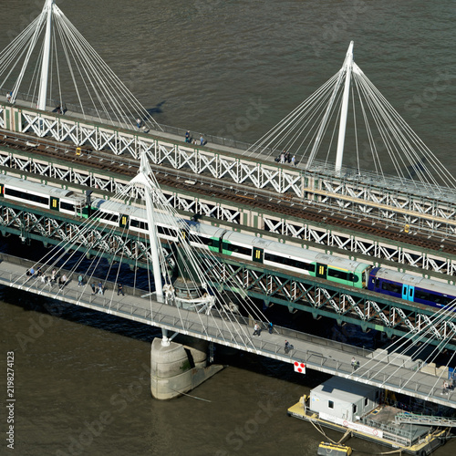 ハンガーフォード橋（鉄道用）とゴールデンジュビリー橋（別名チャリングクロス橋、歩行者用）