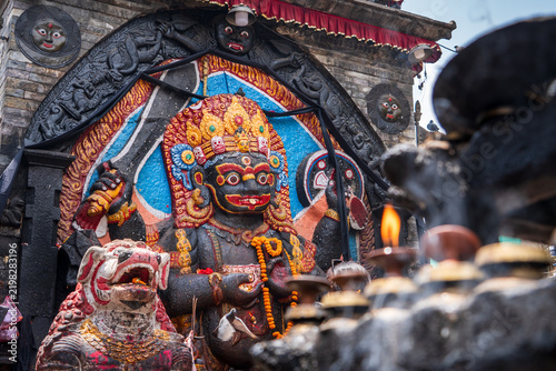 Inciensos y velas ardiendo ante la imagen de kaal bhairav, en templo hinduista de Katmandú, Nepal. Plaza Durbar