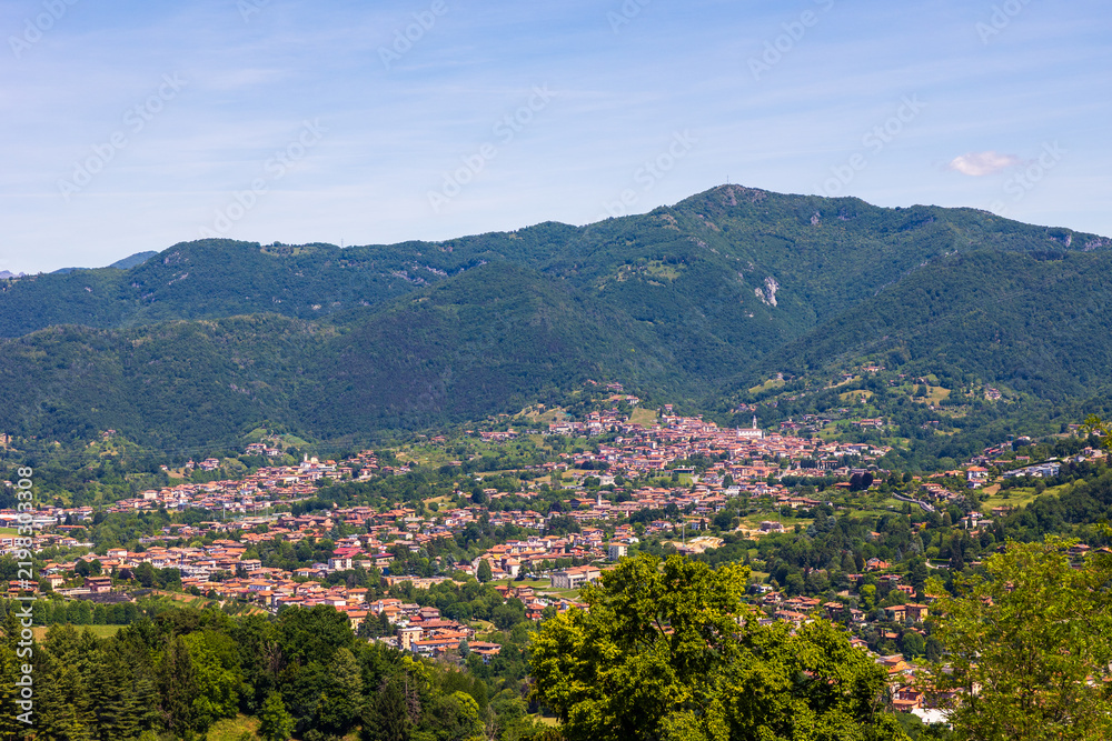 Obraz premium Panoramic view of the Parco dei Colli di Bergamo from the Castello di San Vigilio in Bergamo