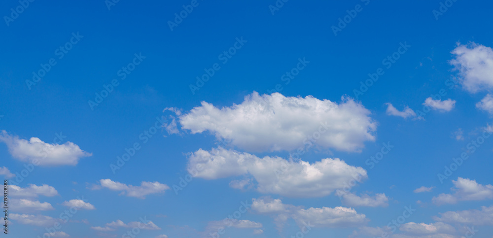 Obraz premium Blue sky with white clouds as the background