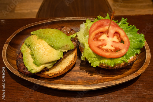 Naklejka KUA'AINAのアボカドバーガー