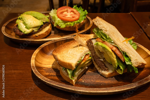 Naklejka KUA'AINAの厚切りチーズアボカドバーガー