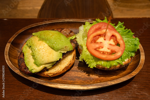 Naklejka KUA'AINAのアボカドバーガー