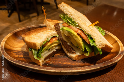 Naklejka KUA'AINAの厚切りチーズアボカドバーガー