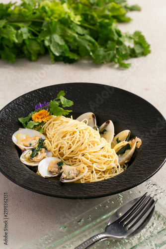 Obraz na płótnie Spaghetti alle vongole with fresh clams, white wine sauce, cilantro, and edible