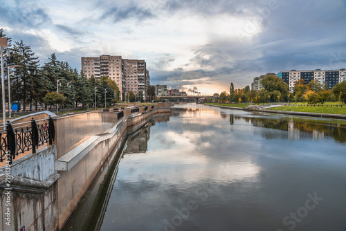Foto Rainy Sunrise at Admirala Tributsa Embankment in Kaliningrad