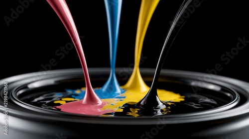 Cuatro chorros de tinta, de los colores CMYK, caen en un bote de pintura formando el color negro