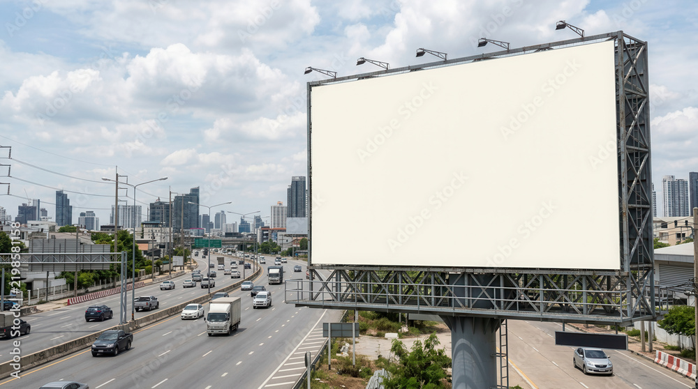 Fototapeta premium Blank Billboard Overlooking Busy City Highway Traffic And Skyline