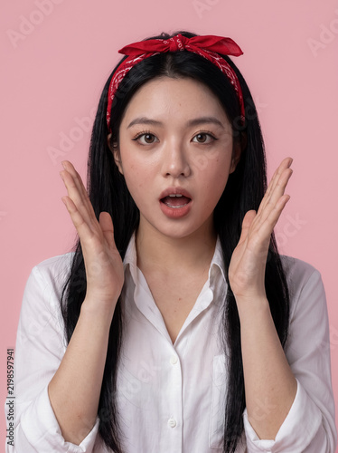 Quadro su tela Young woman reacting with shock and hands on cheeks