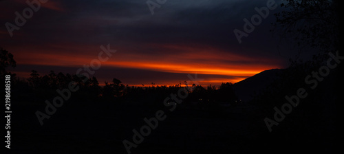 Hermoso atardecer rojo en Ecuador.
