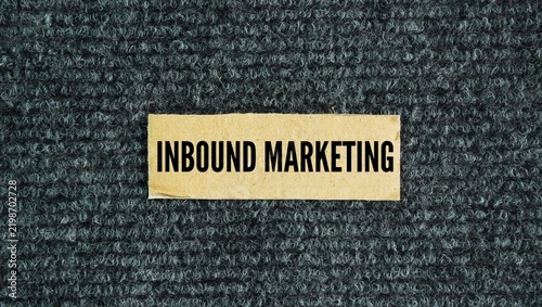 Foto Box paper with words Inbound marketing is a business strategy that attracts cust
