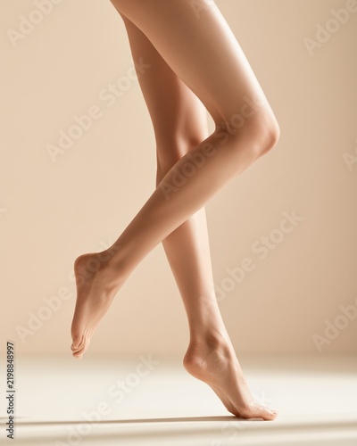 Tapety artystyczne 女性の美しい素足が軽やかに動いている様子。広告や美容関連のWebサイト、雑誌などに使える足のイメージ素材