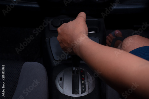 Cuadro en lienzo Driver hand shifting automatic gear transmission lever knob in center console while driving vehicle