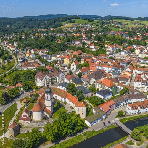 Die Kurstadt Bad Kötzting im Naturpark Oberer Bayerischer Wald aus der Vogelperspektive 