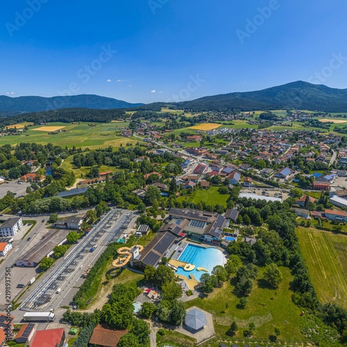 Die Kurstadt Bad Kötzting im Naturpark Oberer Bayerischer Wald aus der Vogelperspektive 