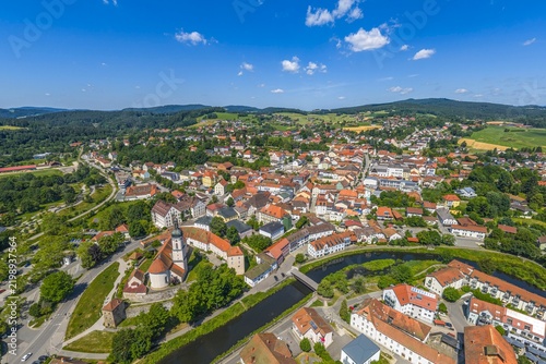 Sommerlicher Blick auf die Stadt Bad Kötzting am Weißen Regen in der Oberpfalz