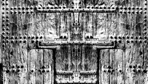 Puerta de madera antigua, vetas y grietas marcadas; bandas metálicas y remaches crean simetría rústica; luz realza textura y contraste. Evoca historia.