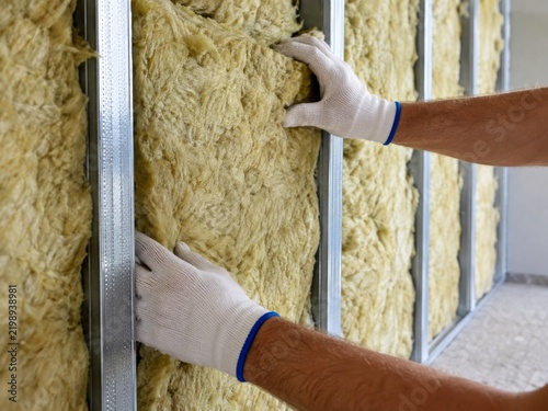 Instalación de material aislante en una construcción