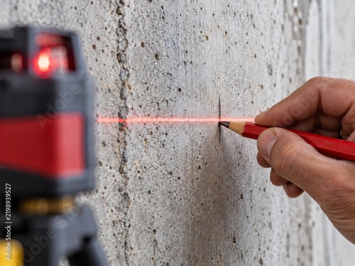 Uso de un láser para marcar un punto en una pared de concreto