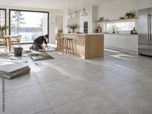 Trabajo de instalación de azulejos en una cocina moderna con vista al exterior