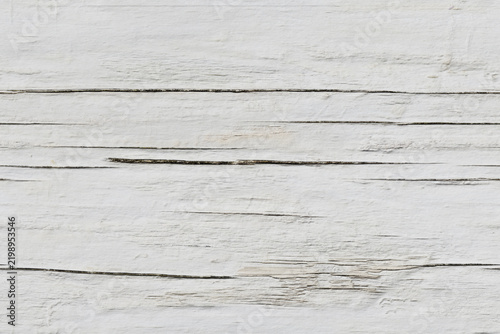 Texture di superficie in legno bianco verniciato, con crepe naturali e venature consumate in stile shabby chic. Ideale come sfondo rustico o vintage per interni.