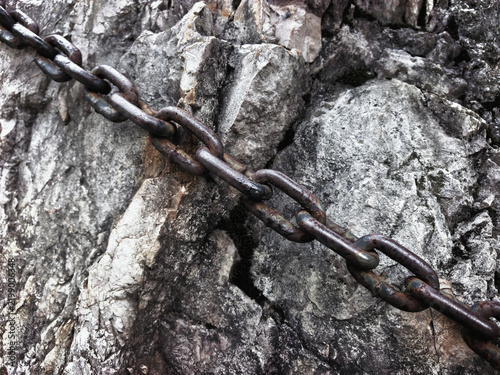 Obraz na płótnie Rusty Chain on Rocky Surface