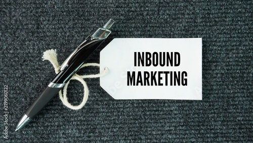 Bild auf Leinwand Pen and paper tag with words Inbound marketing is a business method that draws p