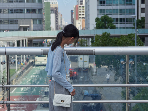 Tapety artystyczne 真夏の名古屋の栄の繁華街にいる私服の十代の女の子の姿