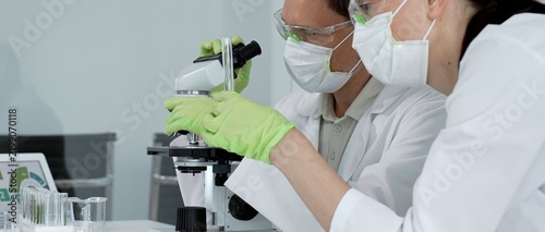 Foto Two scientists collaborating in a modern laboratory