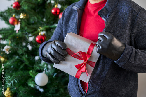 Canvastavla Man, a criminal, steals Christmas presents