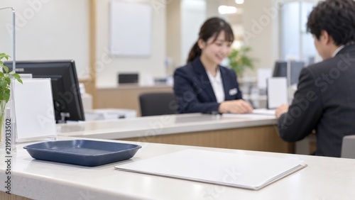 銀行窓口で顧客対応