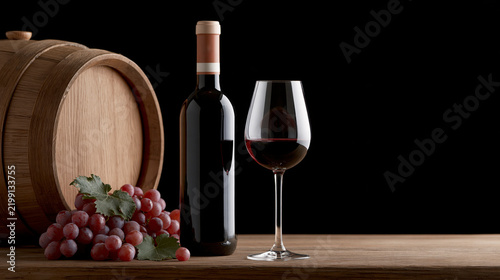 Bodegón de vino tinto conbotella, copa y barrica