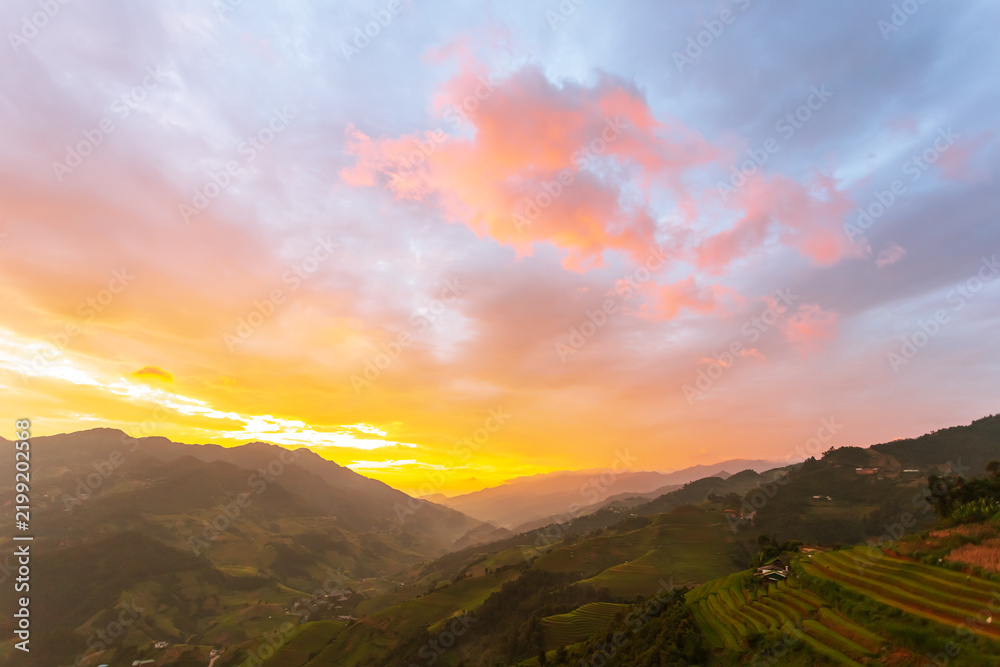 Obraz premium Beautiful sunset in the mountains. The Mu Cang Chai rice terraces in Vietnam.