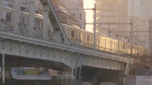 反射する夕陽に照らされる電車
