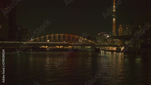 川を渡る夜の電車