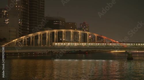 川を渡る夜の電車