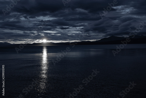 Mond über den Lofoten